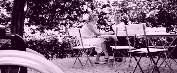 billede af en mand og dame, der sidder uden for