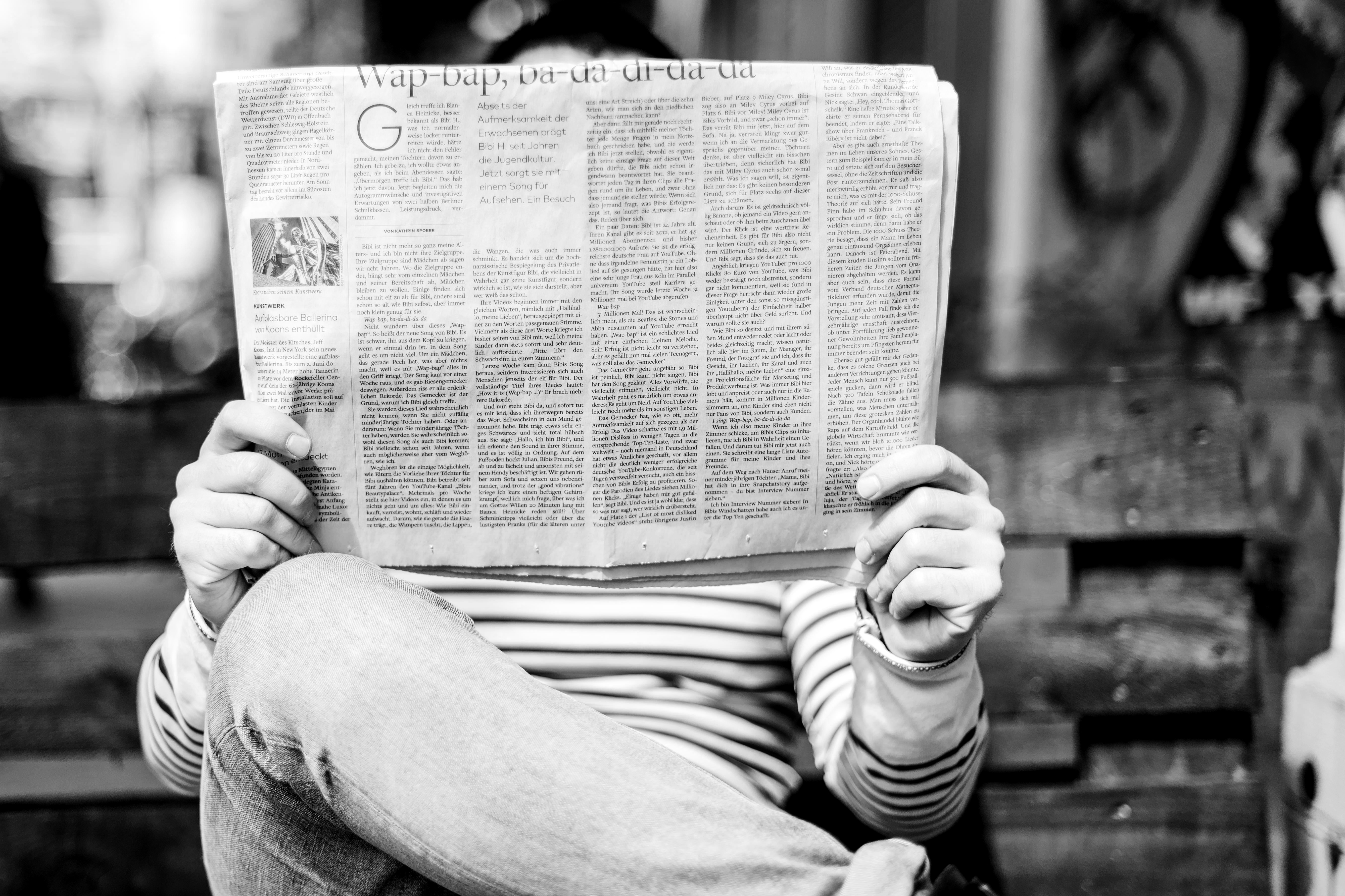 Mand læser nyheder. Foto: Roman Kraft, Unsplash