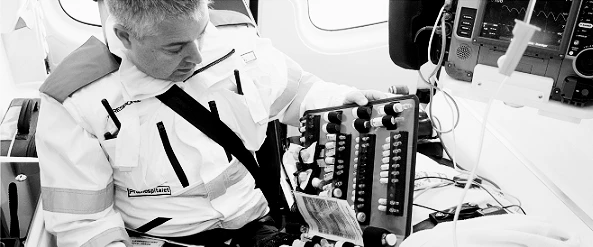 Paramediciner tilser sit materiale.
