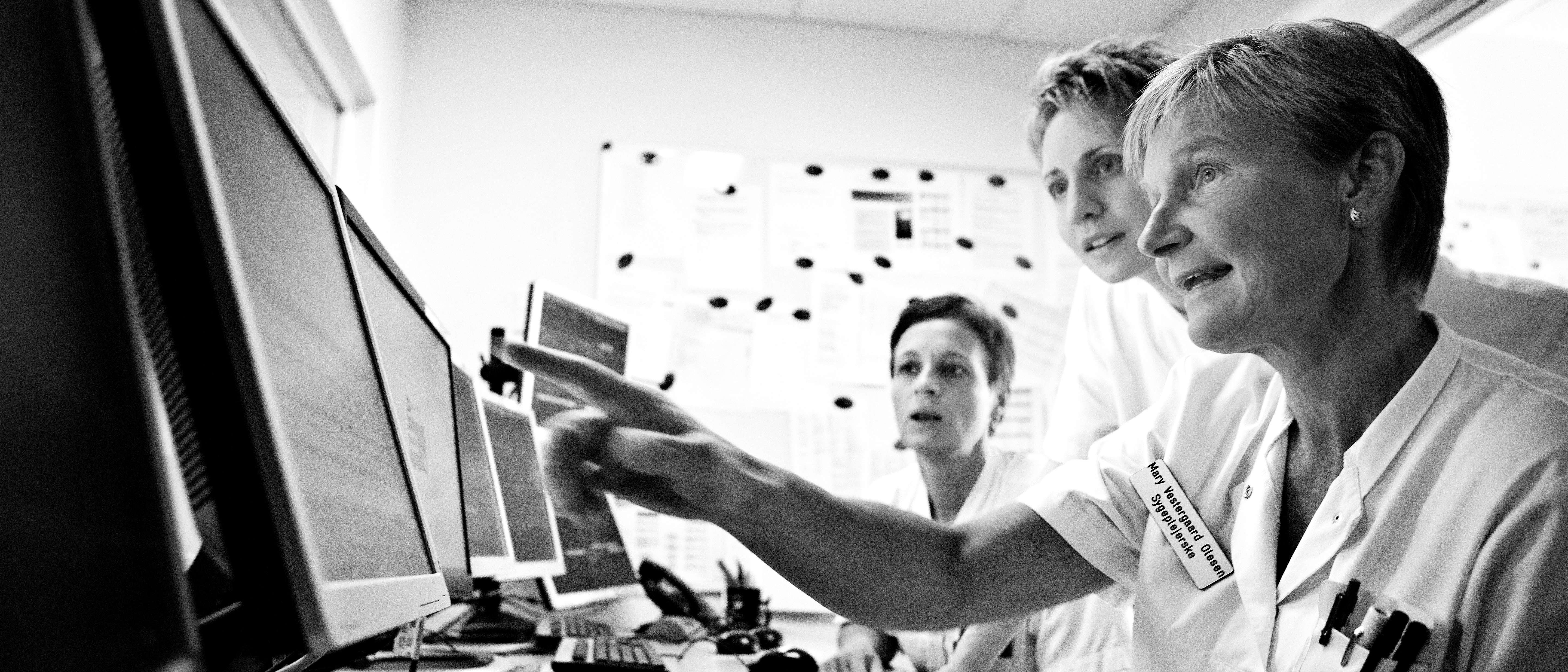 sygeplejersker tjekker sundhedsdata