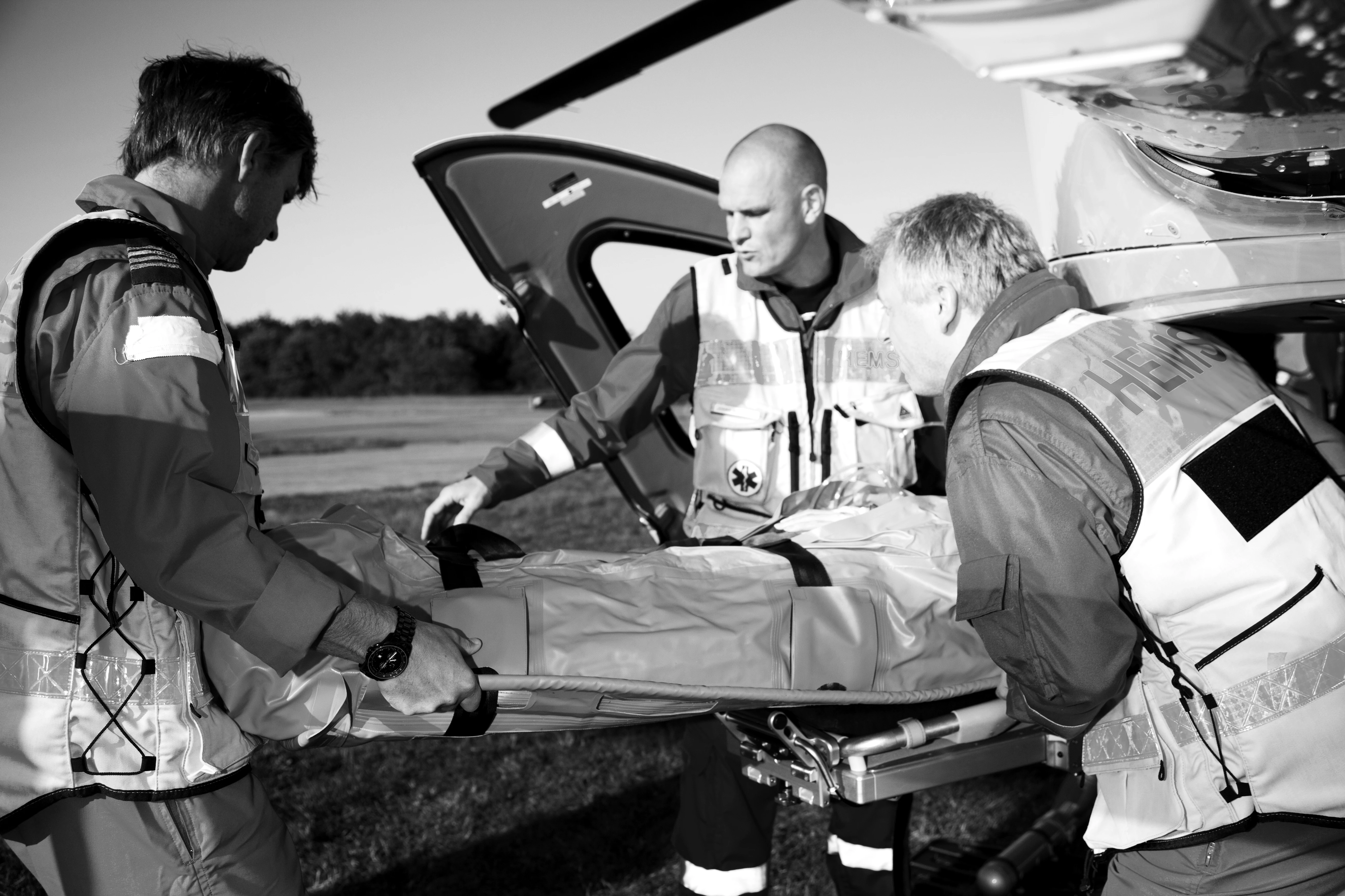 Patient bliver båret ind i lægehelikopter.