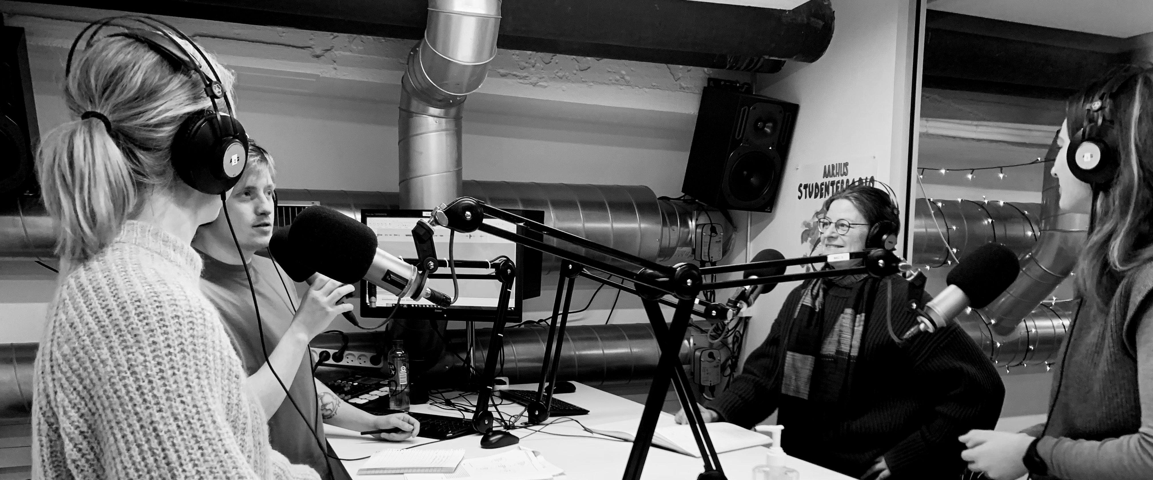 Forskere og brogygger i studiet med Frederik Patrick Trabjerg