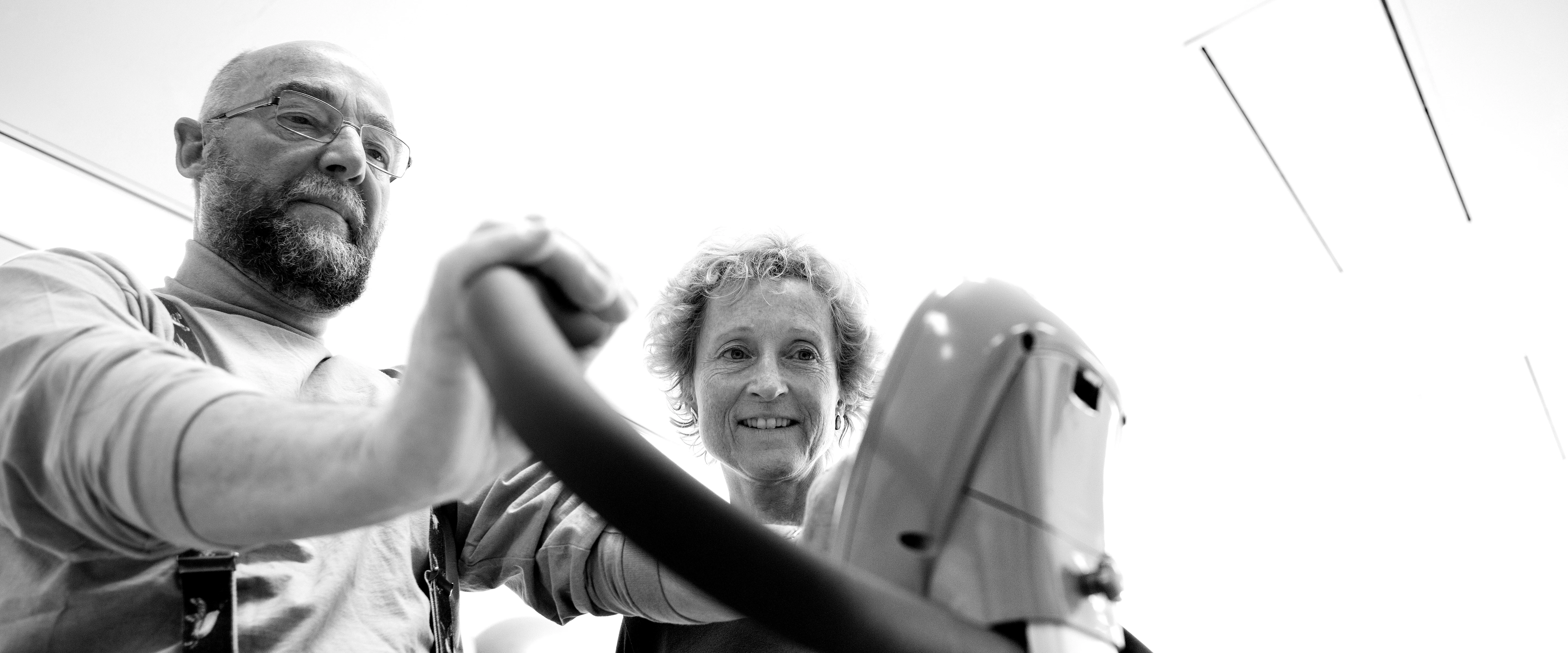 Sundhedsfaglig person tester patients hjerte på motionscykel.