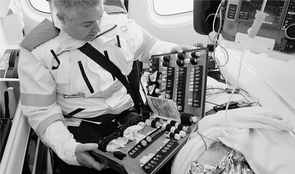 Paramediciner tilser arbejdsredskaber.