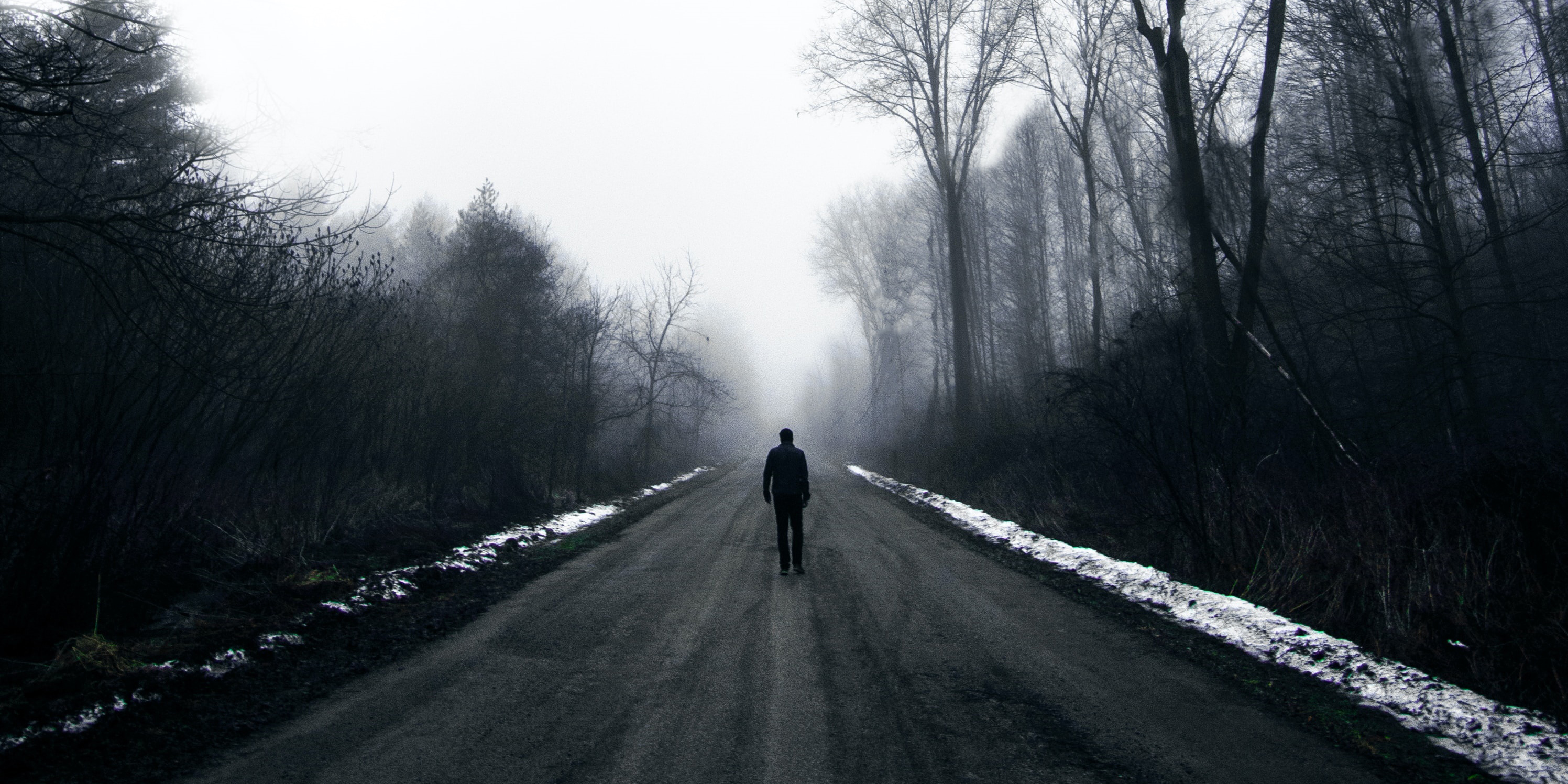 En person på ensom vej